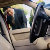 Chave esquecida na ignição, com a porta do carro fechada